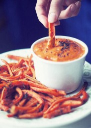 Морковь «фри» с томатным кремом