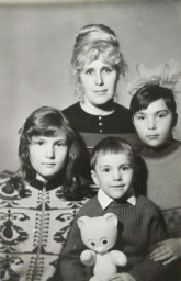 Моя мама, я, сестра Татьяна и брат Евгений. Бурятия. Приблизительно 1977 год.