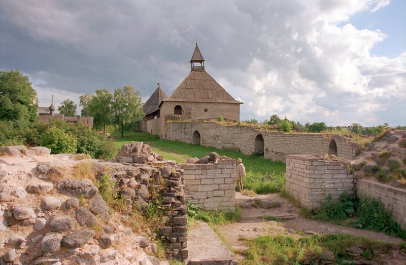 volhov-vozvyshayutsja-kamennye-krepostnye-steny-i-belye-starinnye-cerkvi