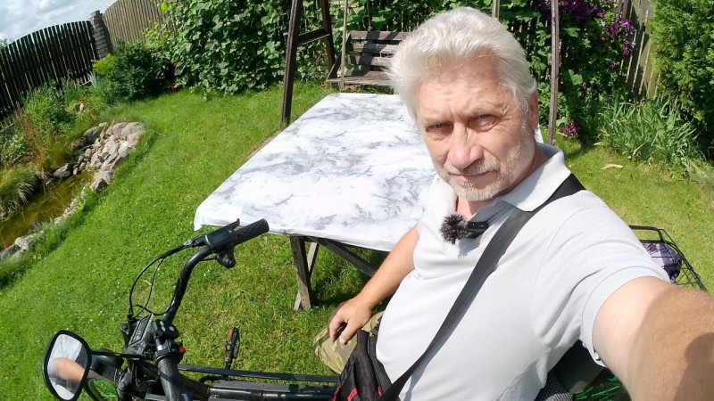 Веломобиль для белорусской деревни. Пробил колесо. A velomobile for a Belarusian village.