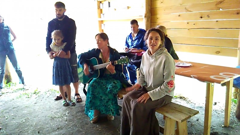 Наталья Котова с песней Банька на семинаре Родовая нить в Родовом поселении Радосвет