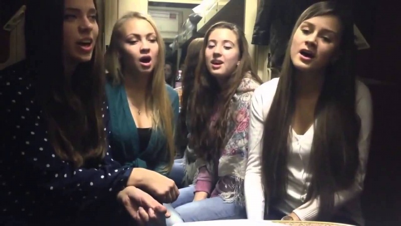 красивая песня девушек в поезде