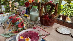 Дачная жизнь. Работа в теплице продолжается .